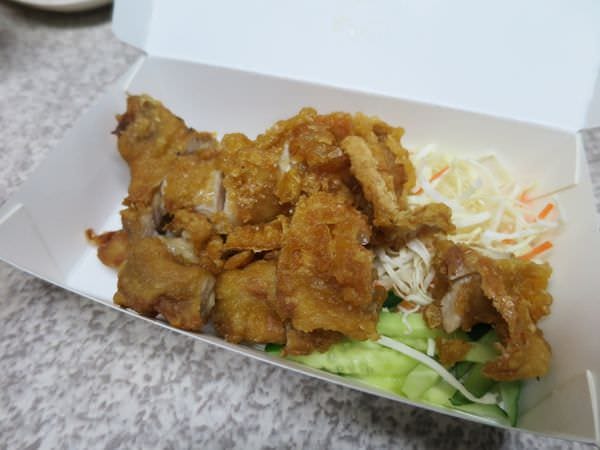 《台北》內湖。君君滷肉飯 雞腿的脆皮冷了依舊好吃