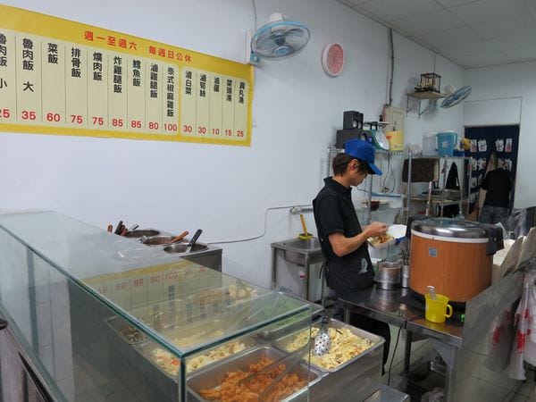 《台北》內湖。君君滷肉飯 雞腿的脆皮冷了依舊好吃