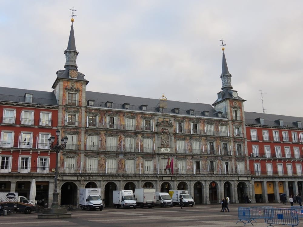 西班牙馬德里主廣場 拍照的同時當心荷包