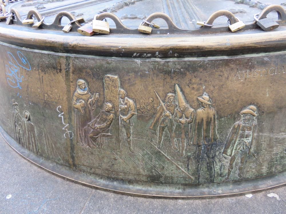 西班牙馬德里主廣場 拍照的同時當心荷包