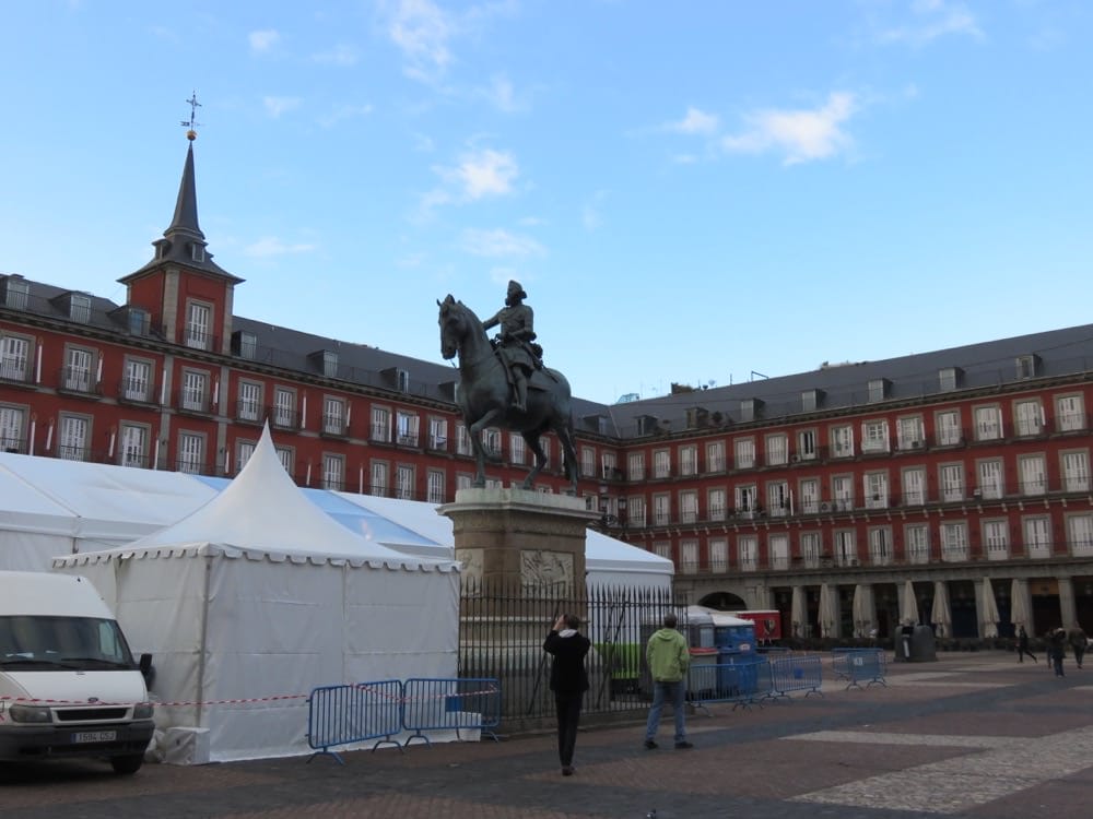 西班牙馬德里主廣場 拍照的同時當心荷包