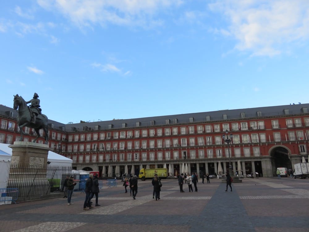 西班牙馬德里主廣場 拍照的同時當心荷包