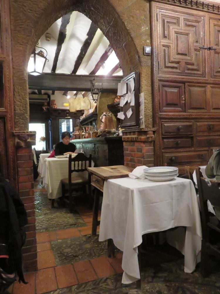 塞哥維亞特色烤乳豬橋邊老店Mesón De Cándido不摔盤子