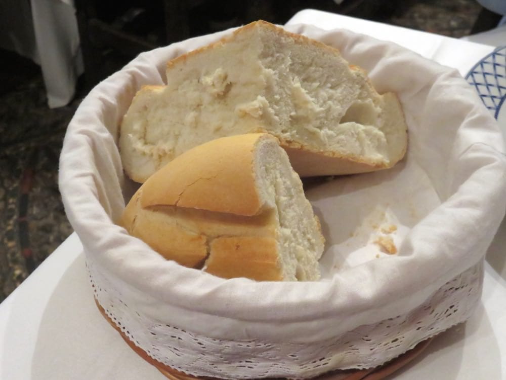 塞哥維亞特色烤乳豬橋邊老店Mesón De Cándido不摔盤子