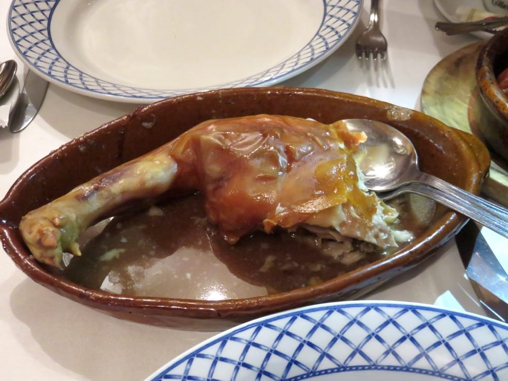 塞哥維亞特色烤乳豬橋邊老店Mesón De Cándido不摔盤子