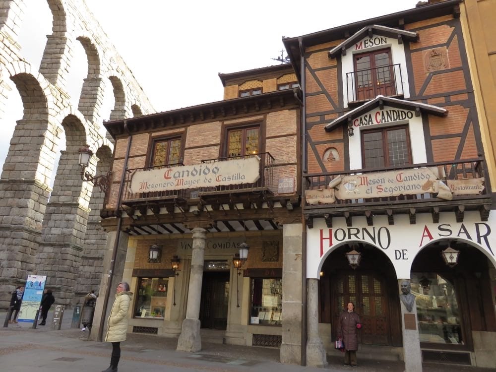 塞哥維亞特色烤乳豬橋邊老店Mesón De Cándido不摔盤子