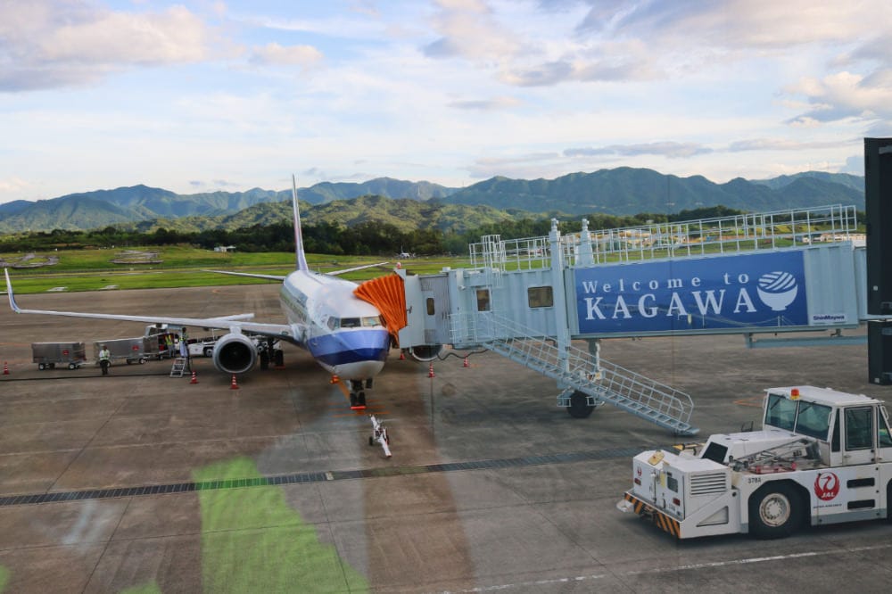 華航直飛高松TAK遇到颱風在風雨中同機共濟