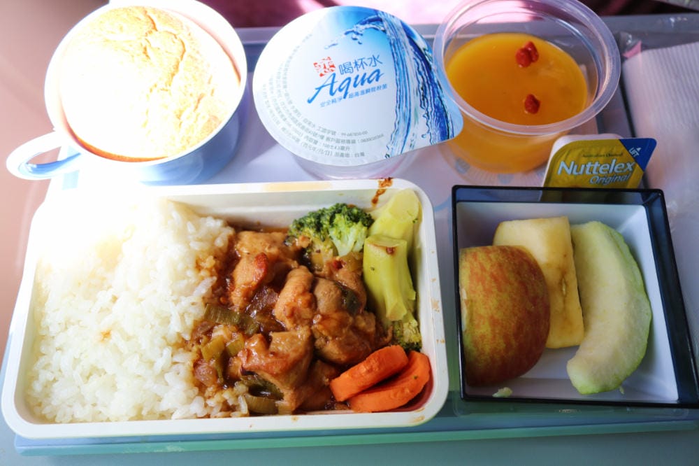 華航直飛高松TAK遇到颱風在風雨中同機共濟