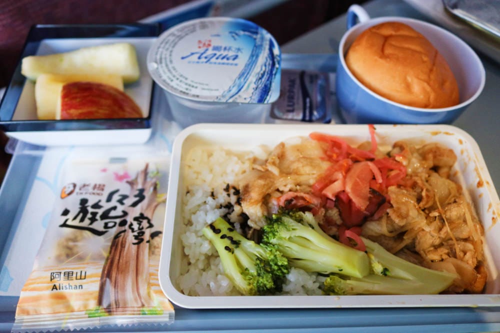 華航直飛高松TAK遇到颱風在風雨中同機共濟