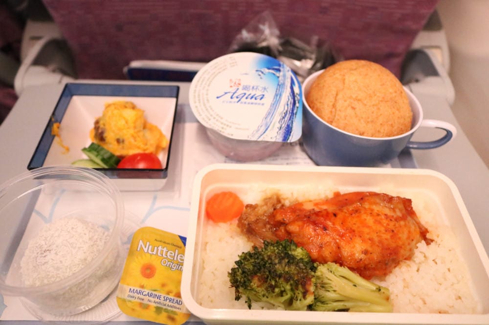 華航直飛高松TAK遇到颱風在風雨中同機共濟