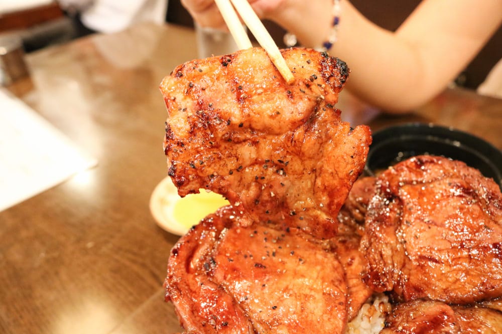 東京燒肉 炭火燒豚丼専門北海道十勝帶廣的烤肉飯有沒有龍飛出來