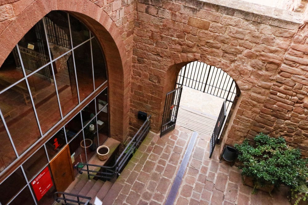 西班牙卡爾多納城堡鹽礦交通與國營旅館Parador Cardona