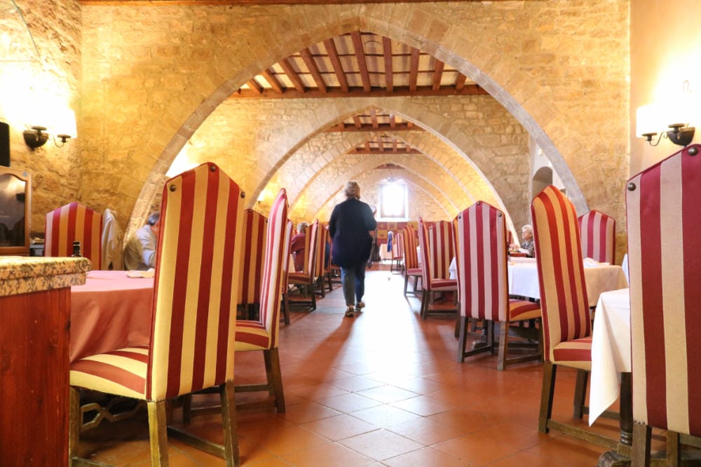 西班牙卡爾多納城堡鹽礦交通與國營旅館Parador Cardona