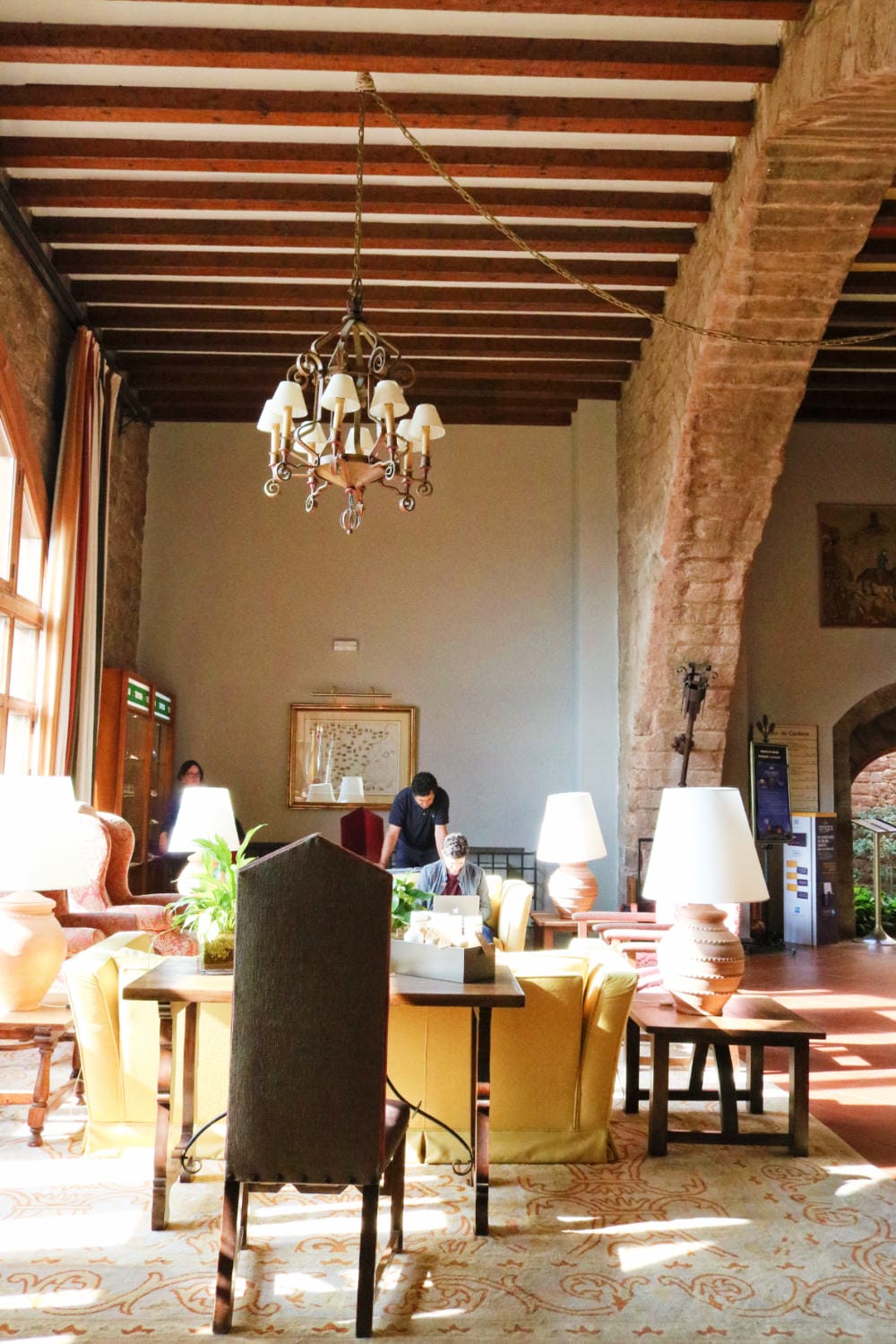 西班牙卡爾多納城堡鹽礦交通與國營旅館Parador Cardona