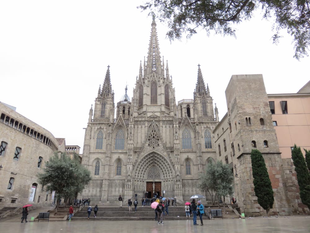 西班牙自駕停車方便嗎？租車自駕找車位不求人