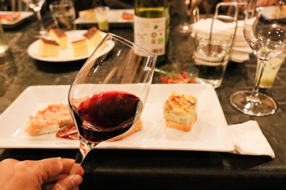 沒開瓶器開紅酒 只有瑞士刀照樣打開軟木塞 - 第7張圖 沒開瓶器開紅酒 只有瑞士刀照樣打開軟木塞