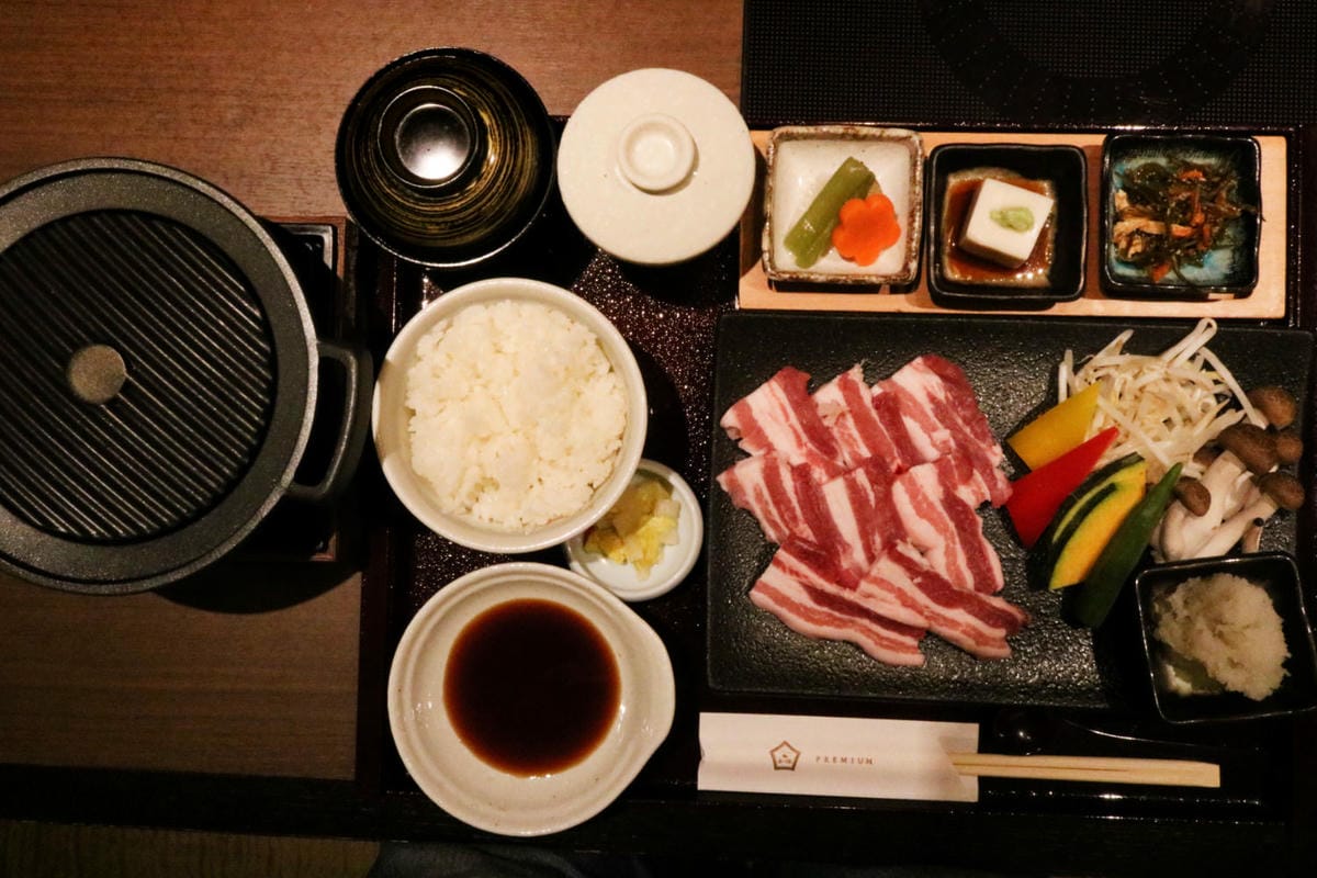 《日本》心齋橋不吃牛的燒烤 火鍋吃到飽 金豬PREMIUM