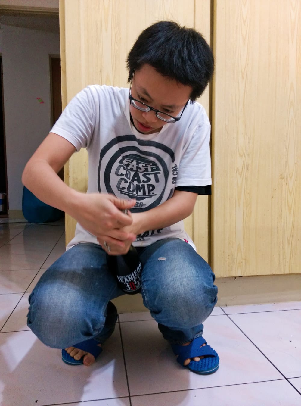 沒開瓶器開紅酒 只有瑞士刀照樣打開軟木塞 - 第4張圖 沒開瓶器開紅酒 只有瑞士刀照樣打開軟木塞