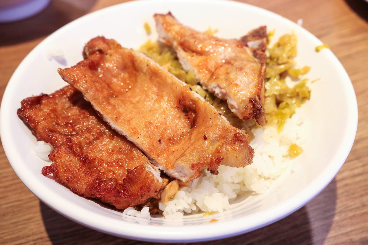 淡水黑殿飯店雞腿炒飯有傳說中黑店那麼厲害嗎 - 第3張圖 淡水黑殿飯店雞腿炒飯有傳說中黑店那麼厲害嗎