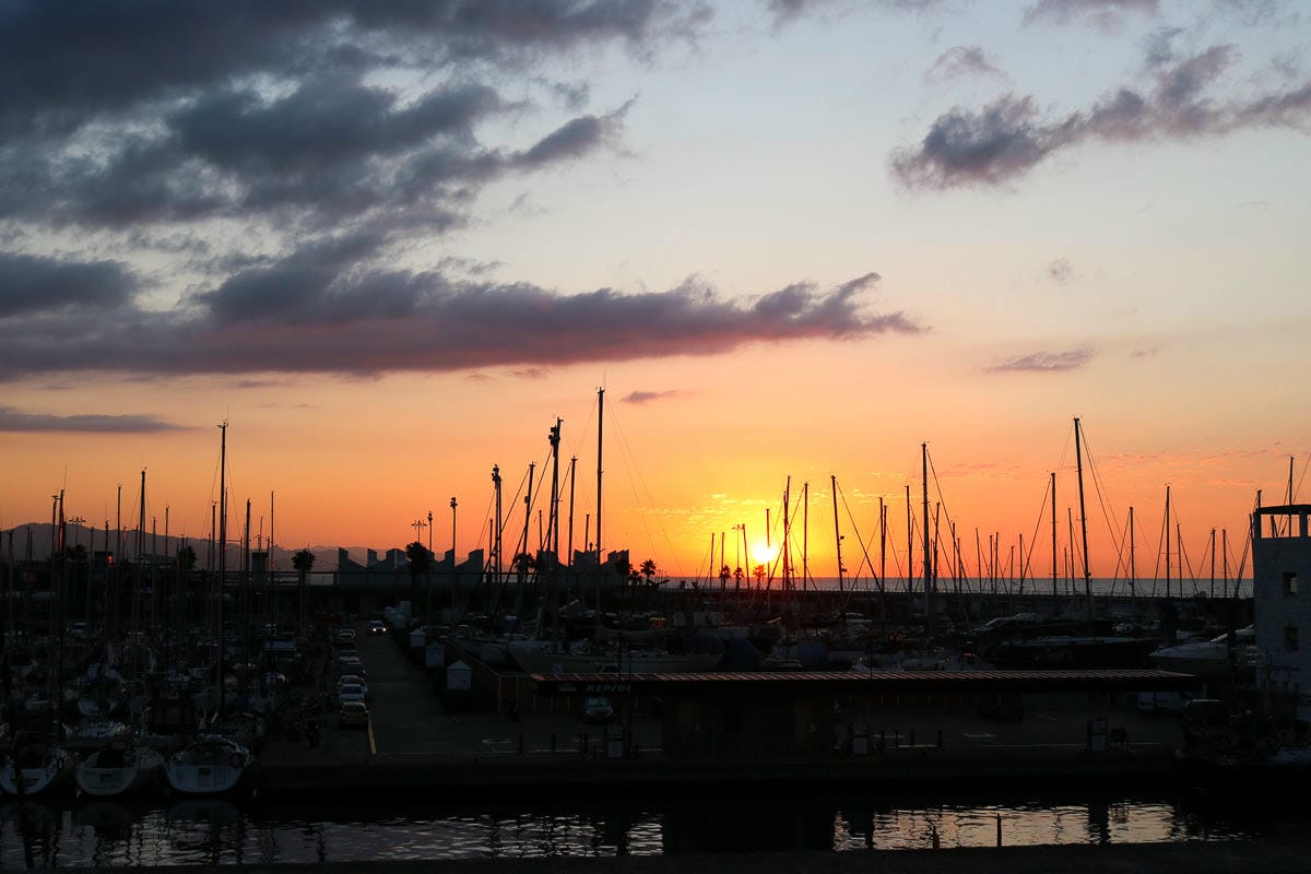 巴塞隆納日出 不用上山來海邊巴塞隆內塔