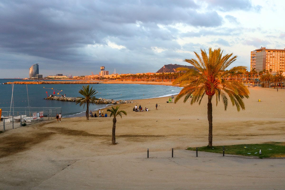 巴塞隆納日出 不用上山來海邊巴塞隆內塔