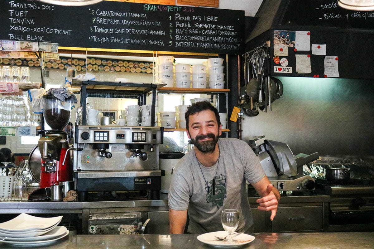 巴塞隆納美食EL CASAL酒吧每日特餐烤豬腿太威