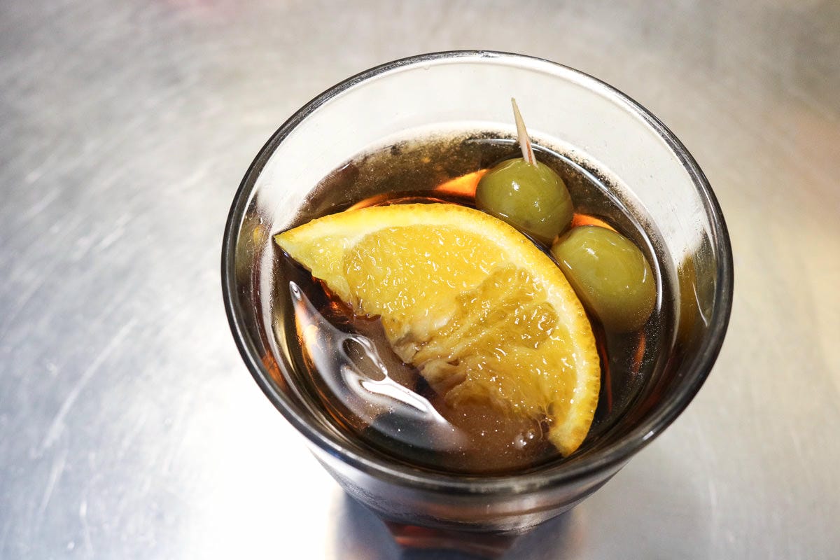 巴塞隆納美食EL CASAL酒吧每日特餐烤豬腿太威