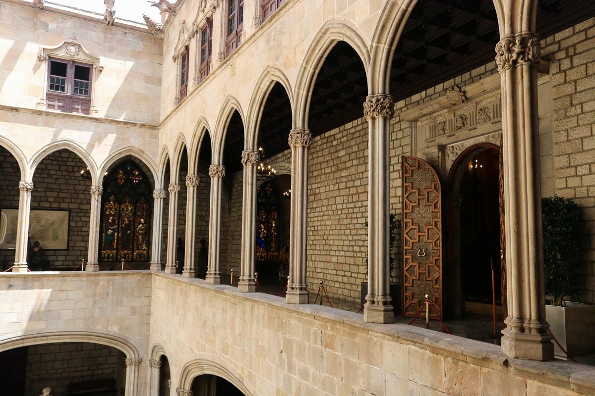 巴塞隆納景點 巴塞隆納市政廳 華麗得無法想像