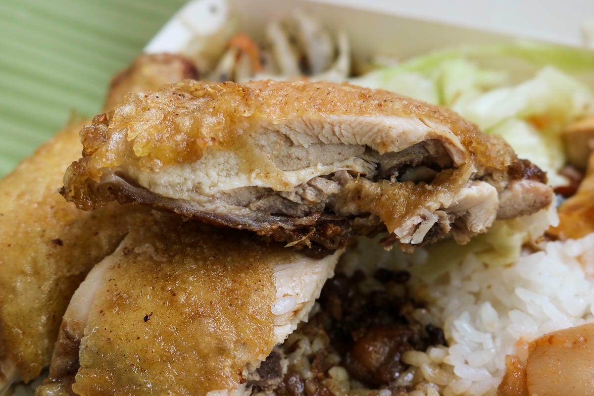 內湖外送 金頂便當飯多到蓋不起來 小魚辣椒厲害