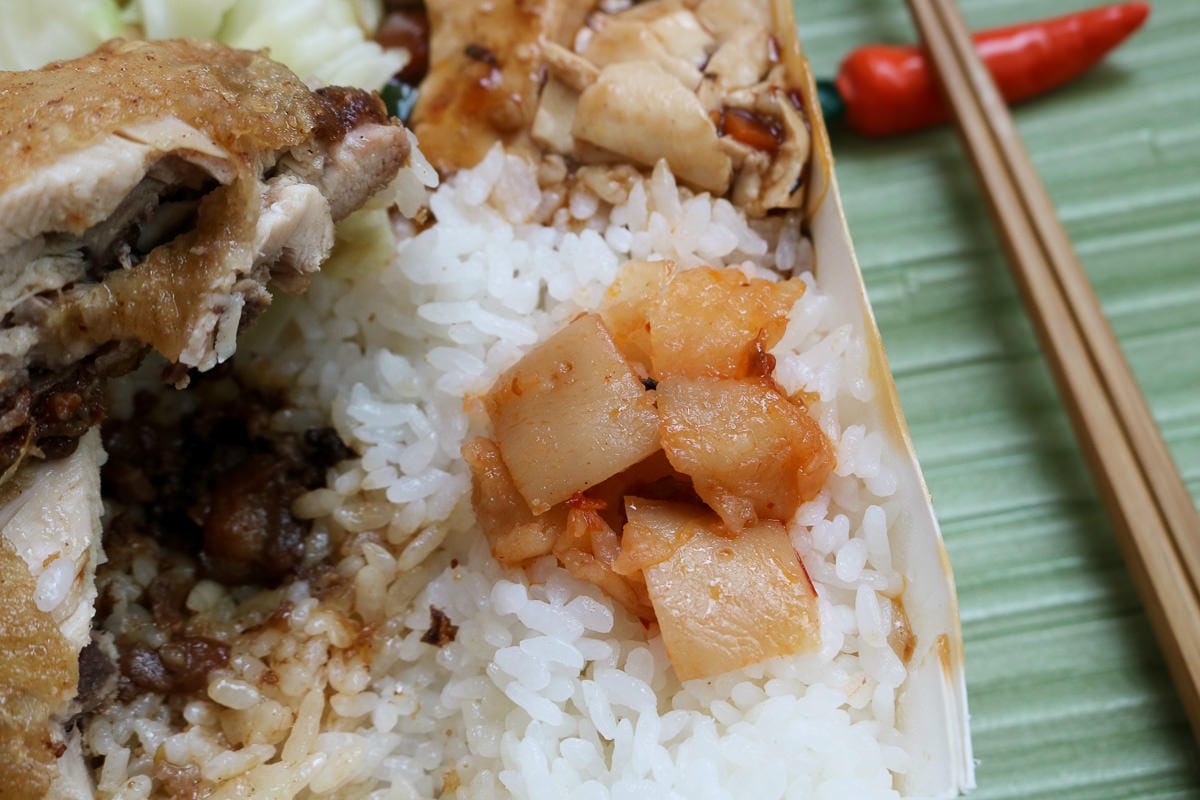 內湖外送 金頂便當飯多到蓋不起來 小魚辣椒厲害