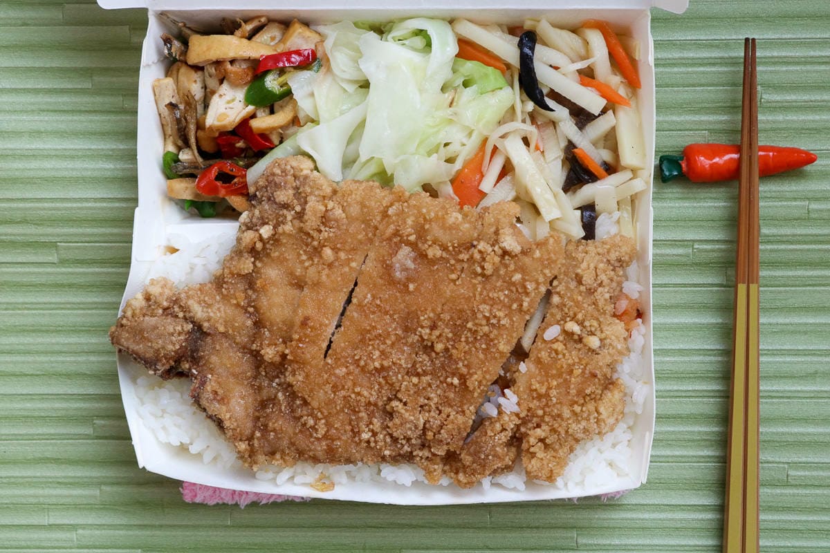 內湖外送 金頂便當飯多到蓋不起來 小魚辣椒厲害