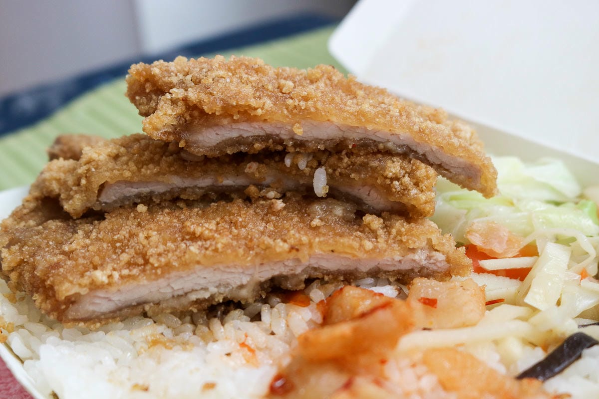 內湖外送 金頂便當飯多到蓋不起來 小魚辣椒厲害