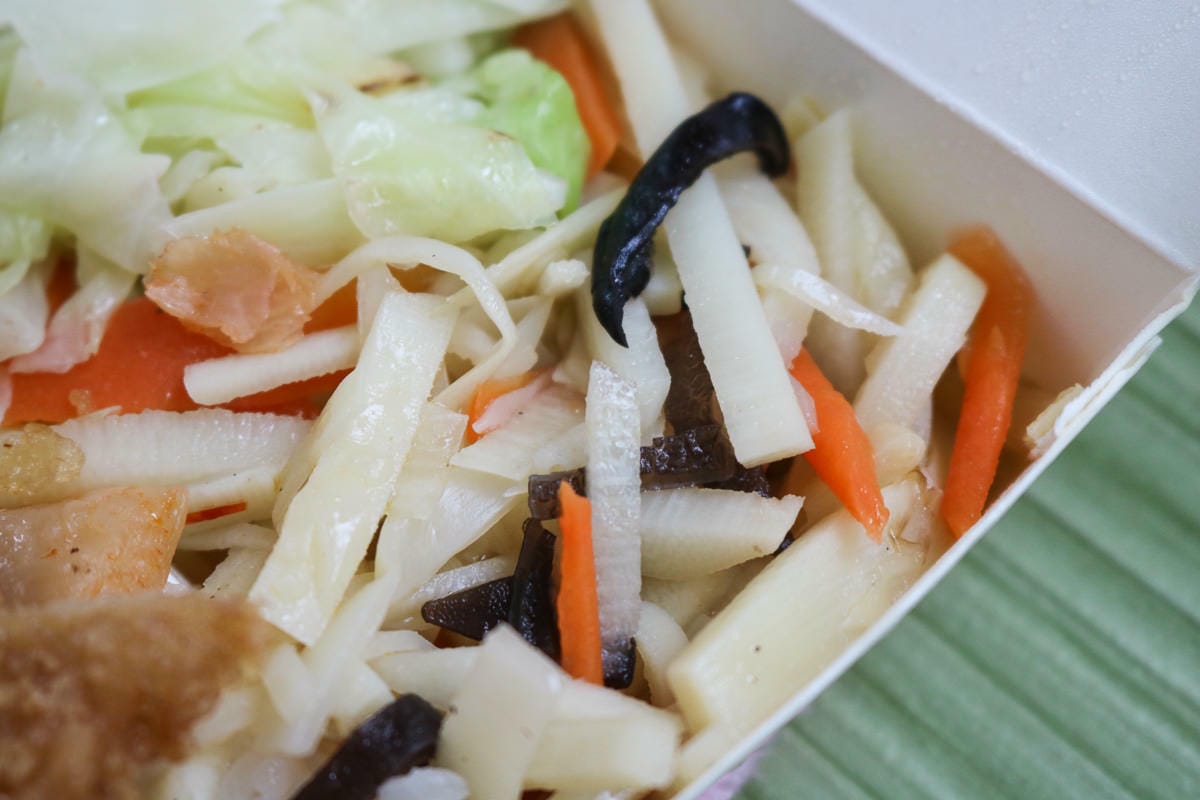 內湖外送 金頂便當飯多到蓋不起來 小魚辣椒厲害