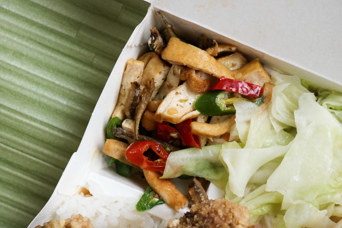 內湖外送 金頂便當飯多到蓋不起來 小魚辣椒厲害