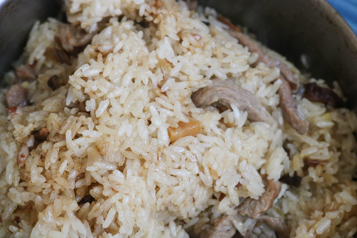 電鍋油飯作法 加點麻油更好吃 外鍋2杯水是關鍵 至於米糕