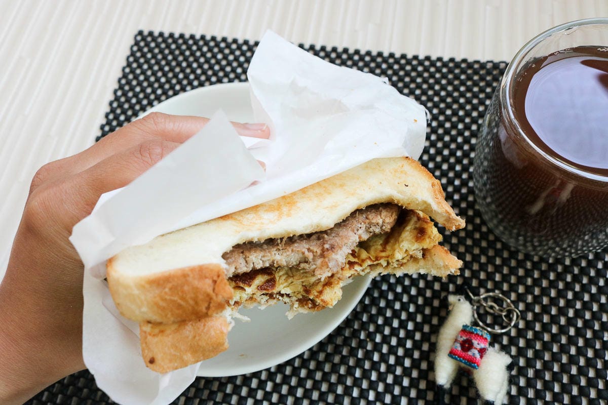 內湖美食伍梗肉蛋吐司會呼吸 東湖早餐大口吃肉推薦加辣