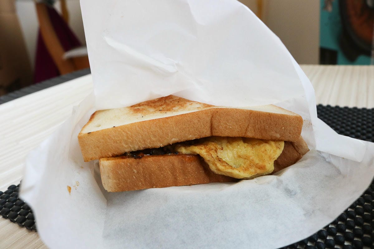 內湖美食伍梗肉蛋吐司會呼吸 東湖早餐大口吃肉推薦加辣