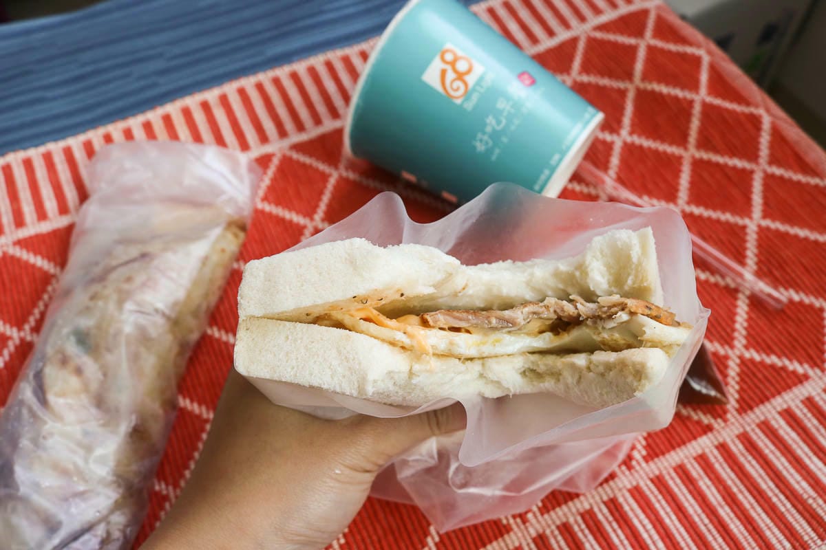 內湖美食！陽光68早餐吐司，地獄肉蛋不愧是招牌一吃就上癮