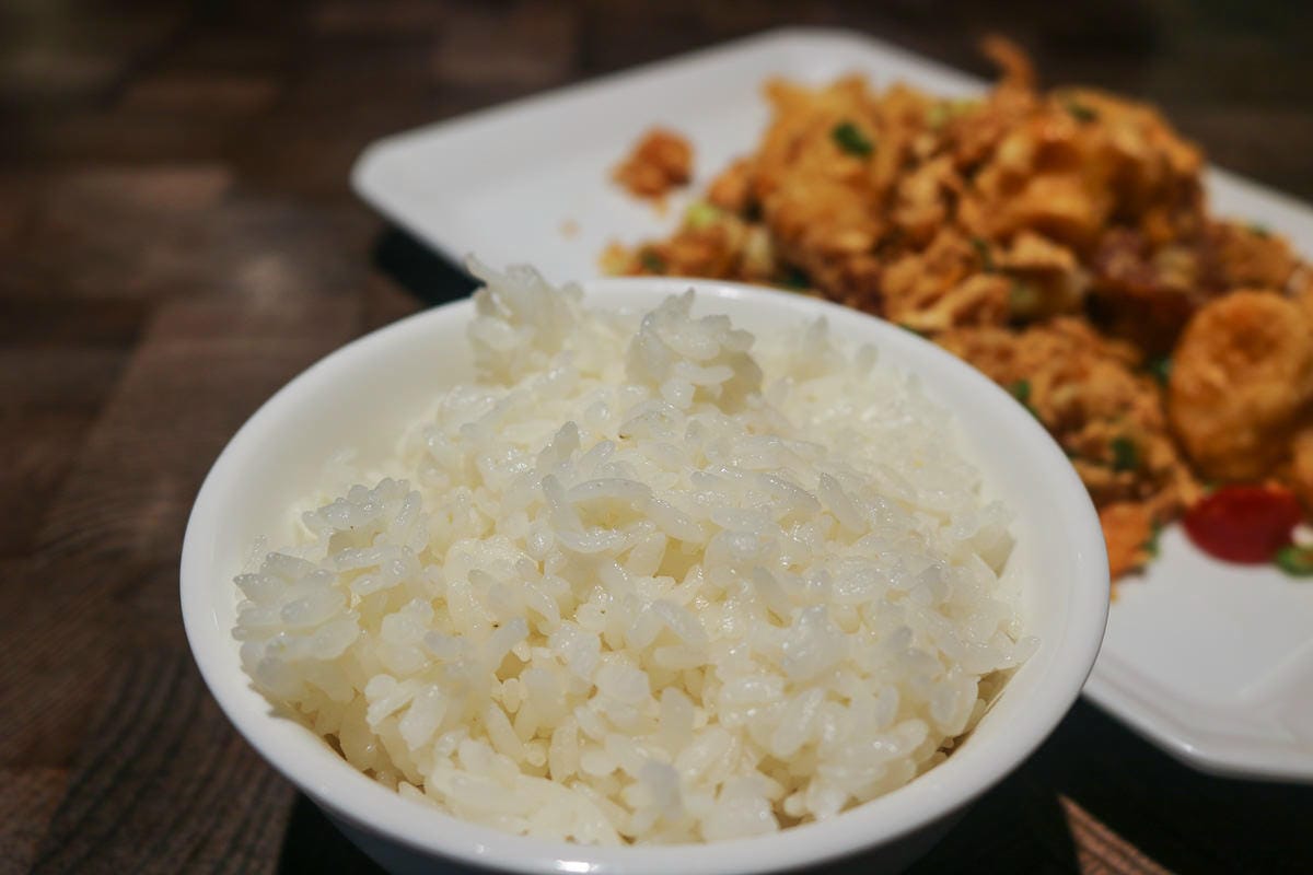 內湖食初靡。台式簡餐合菜輕鬆吃，金沙真是名不虛傳