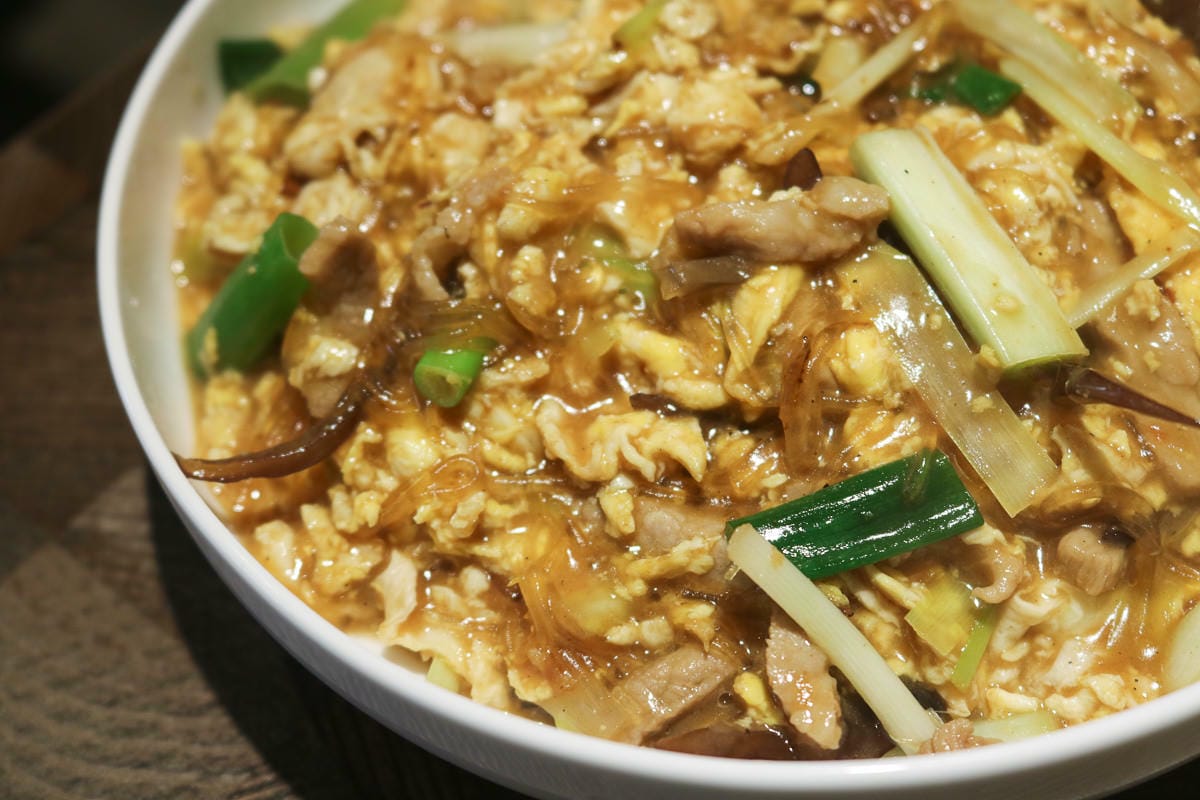 內湖食初靡。台式簡餐合菜輕鬆吃，金沙真是名不虛傳