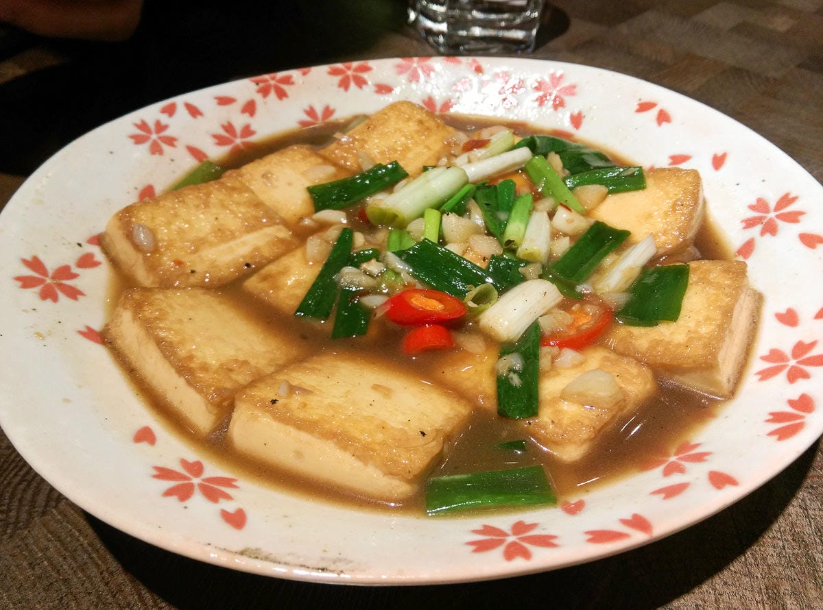 內湖食初靡。台式簡餐合菜輕鬆吃，金沙真是名不虛傳