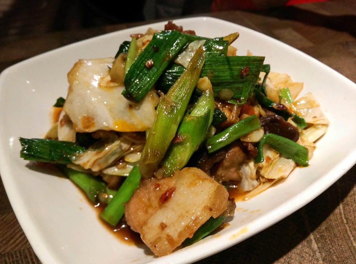 內湖食初靡。台式簡餐合菜輕鬆吃，金沙真是名不虛傳