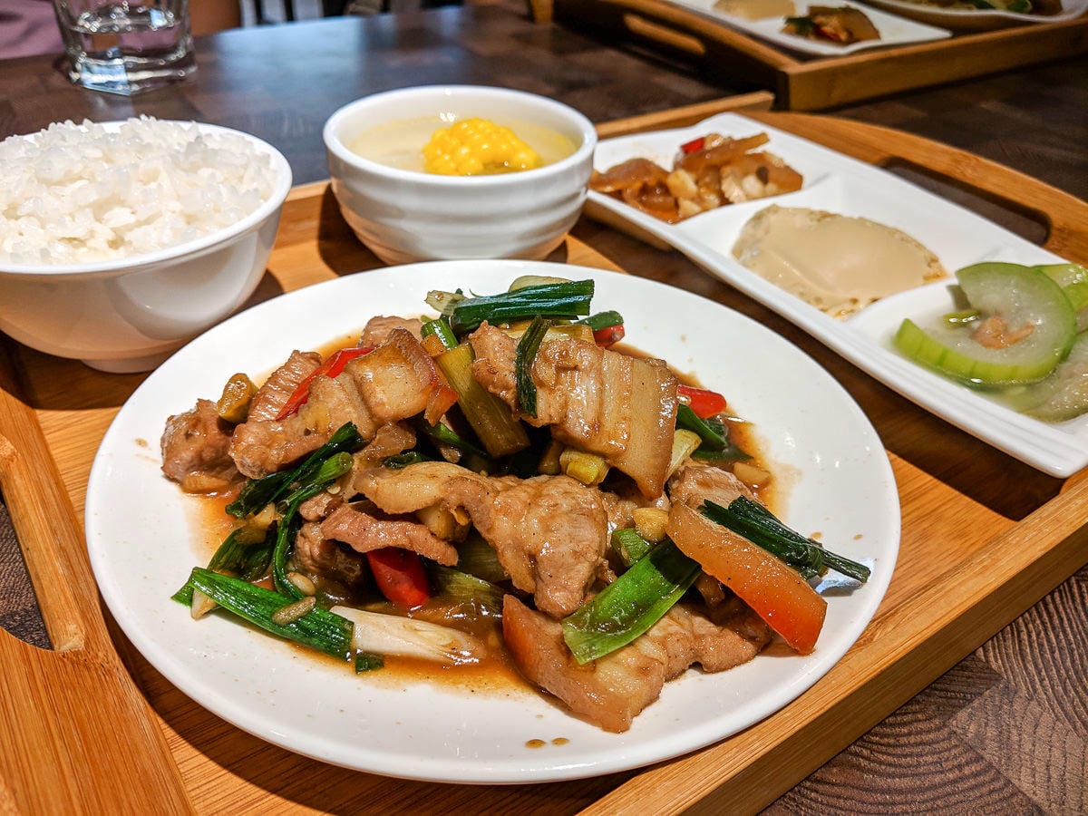 內湖食初靡。台式簡餐合菜輕鬆吃，金沙真是名不虛傳