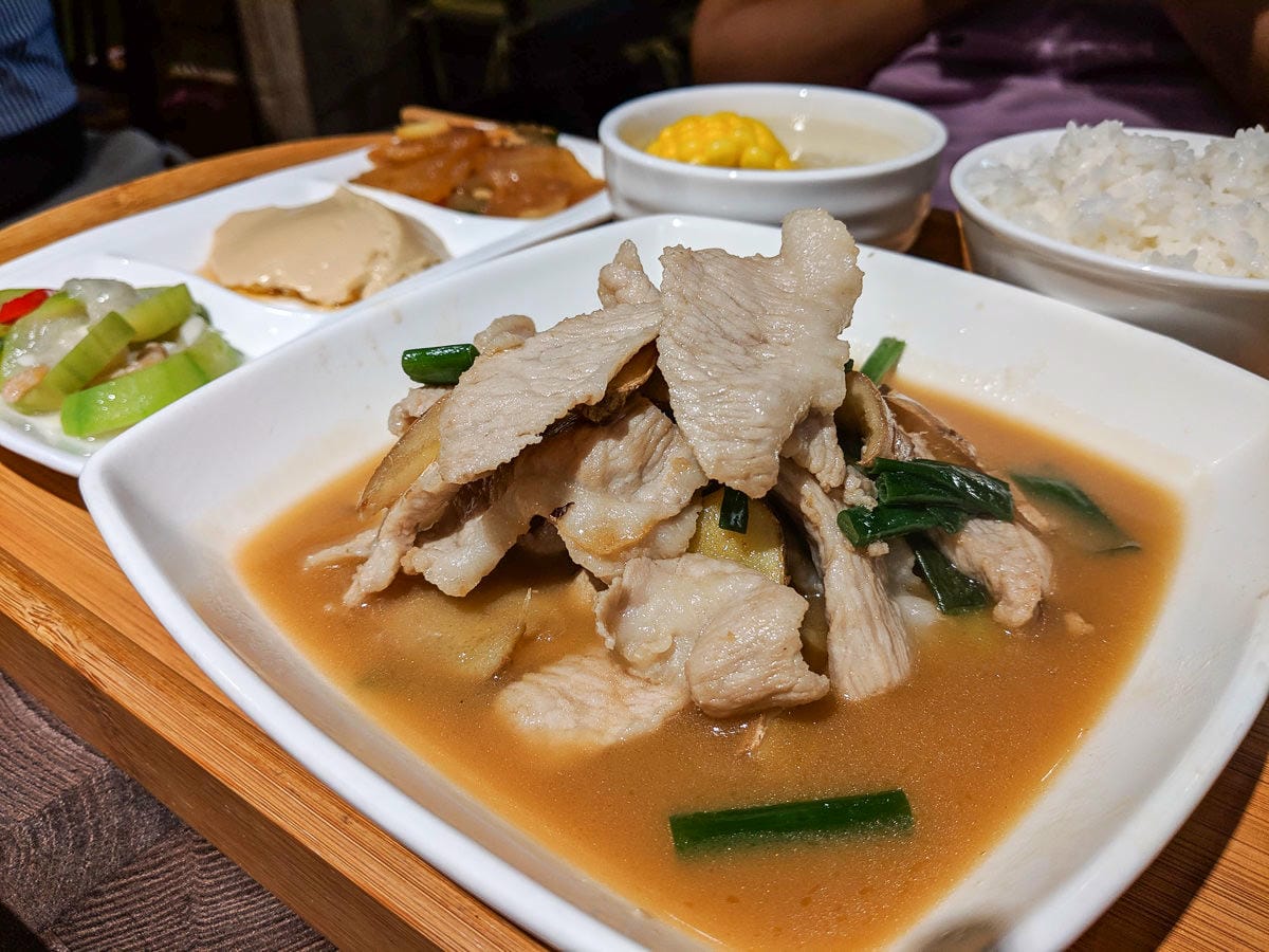 內湖食初靡。台式簡餐合菜輕鬆吃，金沙真是名不虛傳