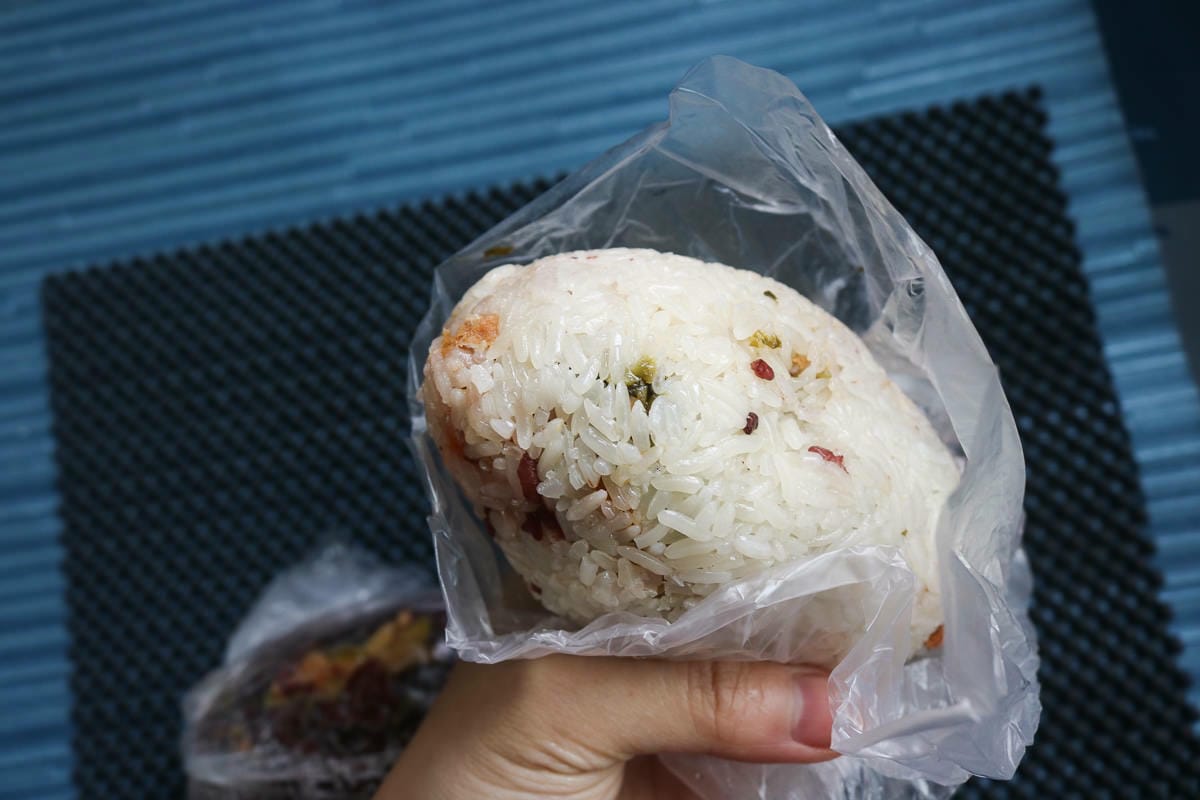 內湖早餐285巷活力飯糰西湖店，配料搶戲成為主角