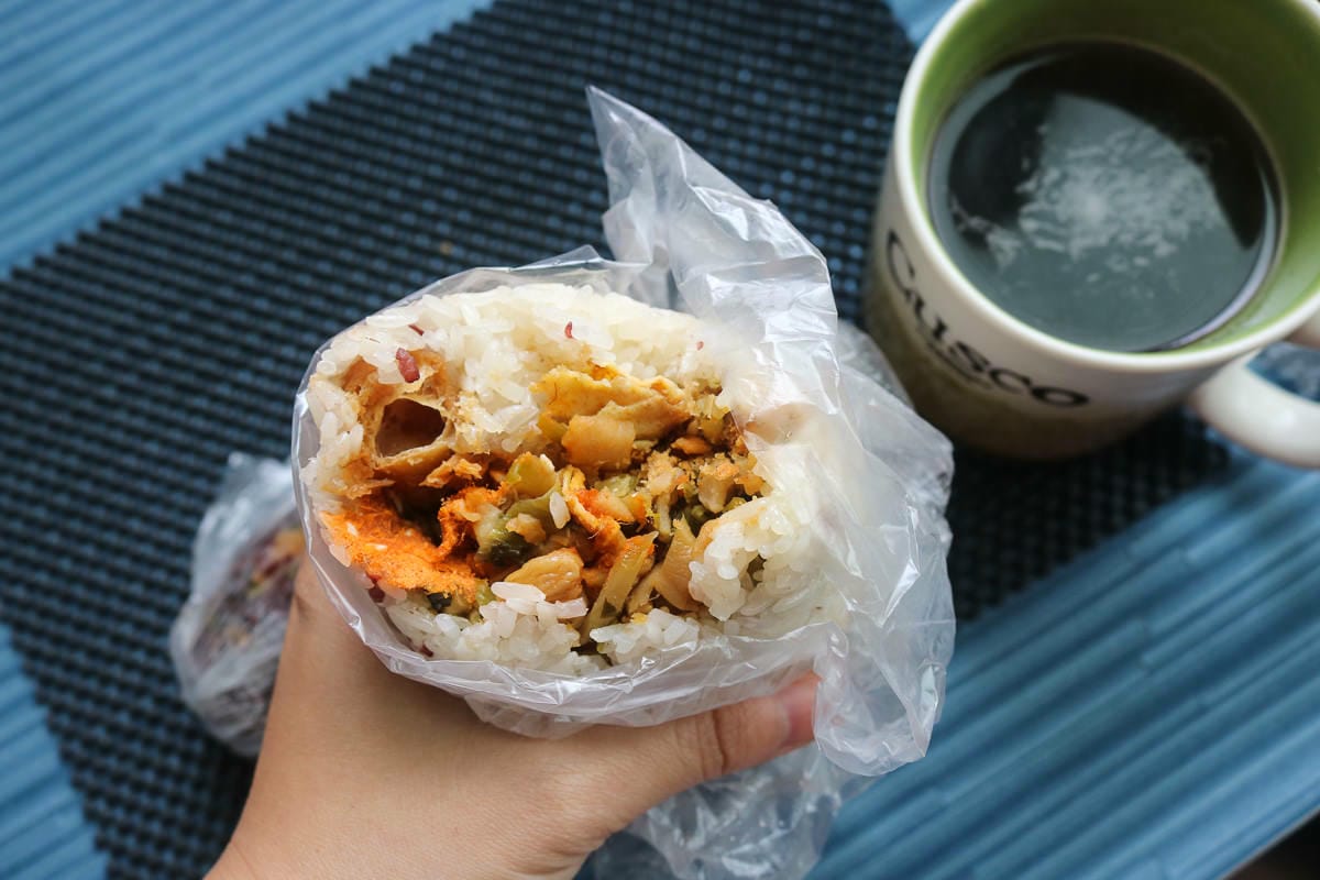 內湖早餐285巷活力飯糰西湖店，配料搶戲成為主角