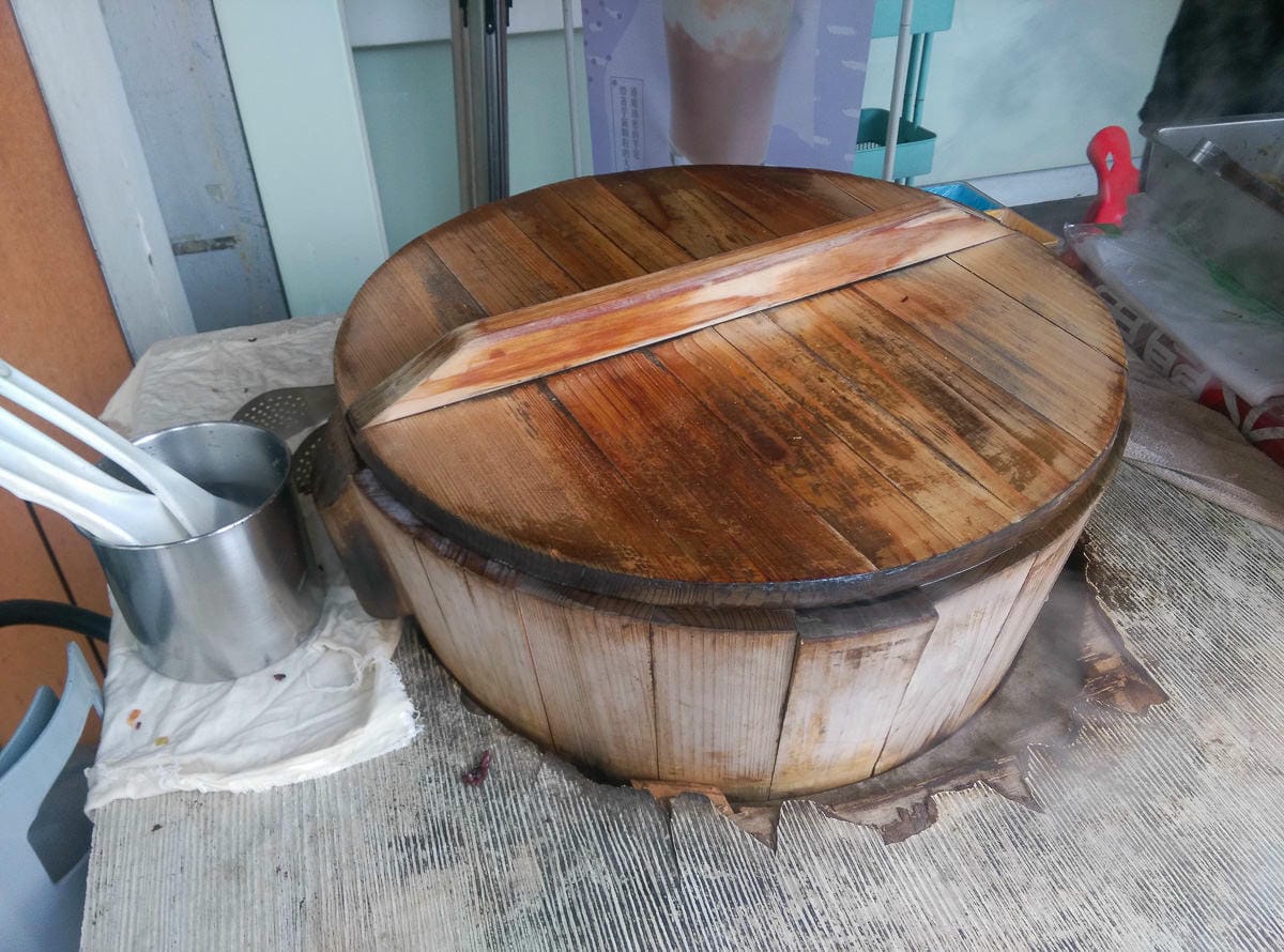 內湖早餐285巷活力飯糰西湖店，配料搶戲成為主角