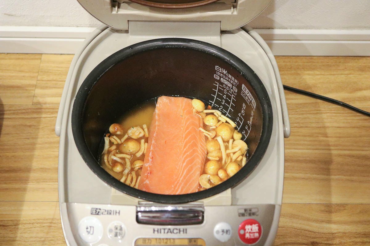 懶人食譜多汁鮭魚炊飯,鮮鮭好吃的秘訣就是加… - 第2張圖 懶人食譜多汁鮭魚炊飯,鮮鮭好吃的秘訣就是加…