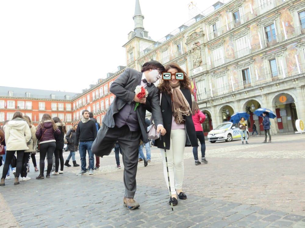 西班牙旅遊騙錢詐騙常見手法，計程車、賣花、街頭藝人、莫名其妙的人