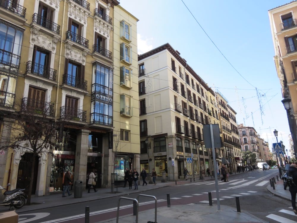 西班牙旅遊騙錢詐騙常見手法，計程車、賣花、街頭藝人、莫名其妙的人